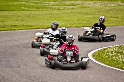 Les équipements de sécurité indispensables pour le karting en 2026 : protégez-vous !